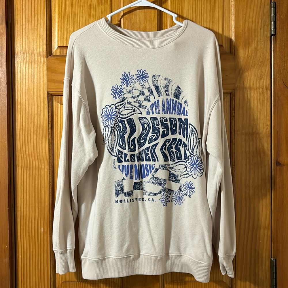 Hollister cream with blue design crewneck.